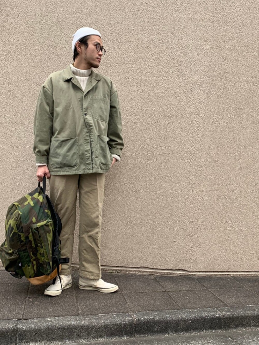 「45R、45rpm、45R メンズ、めがね、ミリタリー、チノパン、ワイドパンツ」｜「VINTAGEのアイテム（カバーオール、グリーン系）」を使った、うえすさん（メンズ・172cm）の春コーディネートの1枚目の写真