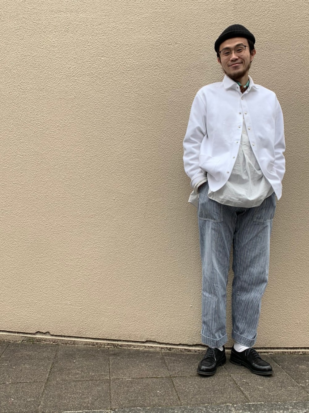 「休日スタイル、45R、45rpm、めがね、今日のコーデ、革靴、オトナカジュアル、おうちファッション」｜「Andersen-AndersenのANDERSEN-ANDERSEN ニットキャップ（ニットキャップ/ビーニー、ブラック系）」を使った、うえすさん（メンズ・172cm）の春コーディネートの1枚目の写真