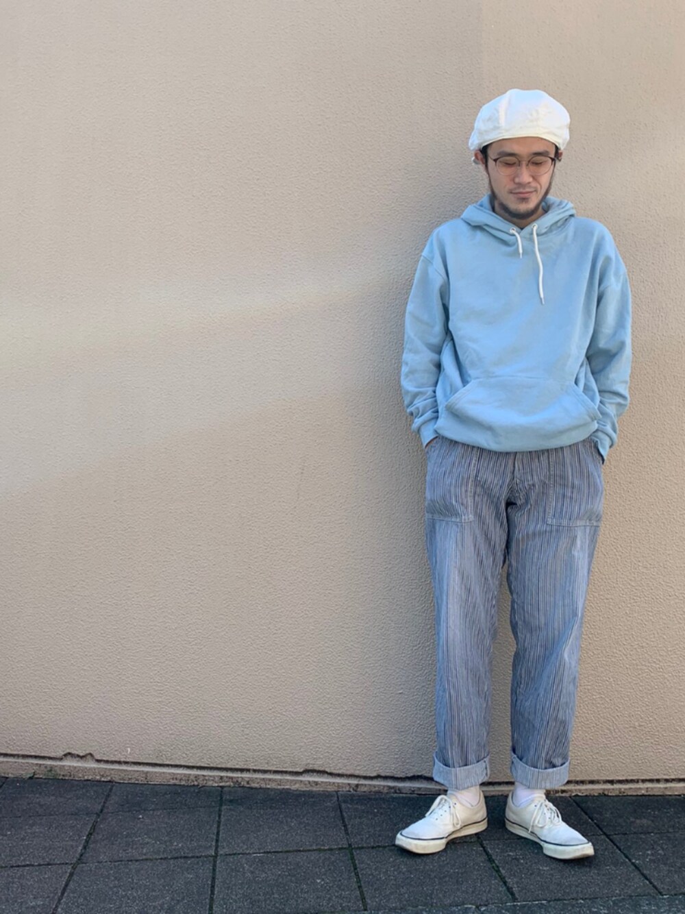 「45R、45rpm、めがね、おうちファッション、春、プチプラ、スニーカーコーデ、ストリート、ゆるコーデ」｜「UNIQLOのパイルソックス（ソックス/靴下、ホワイト系）」を使った、うえすさん（メンズ・172cm）の春コーディネートの1枚目の写真