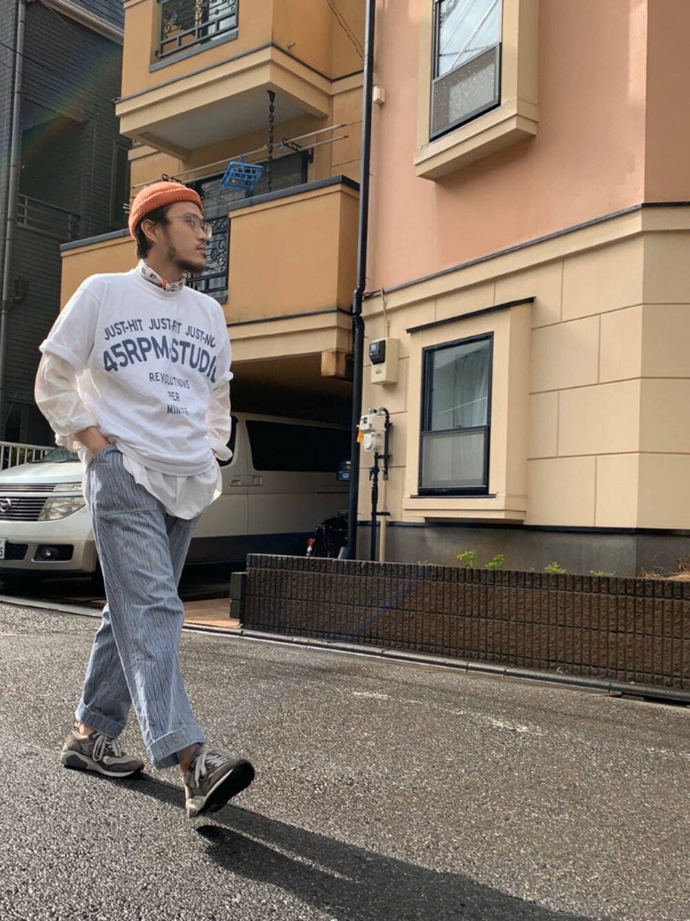 「45R、45rpm、めがね、おうちファッション、休日スタイル、カジュアル、今日のコーデ、スニーカー、コロナに負けない、プチプラ」｜「SENSE OF PLACE by URBAN RESEARCHのリネンロールワッチ（ニットキャップ/ビーニー、オレンジ系）」を使った、うえすさん（メンズ・172cm）の春コーディネートの1枚目の写真