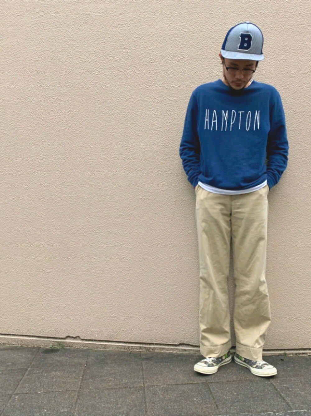「シンプルコーデ、今日のコーデ、めがね、春コーデ、ストリート、スニーカー、古着好きな人と繋がりたい」｜「A BATHING APEのアイテム（帽子、ブルー系）」を使った、うえすさん（メンズ・172cm）の春コーディネートの1枚目の写真