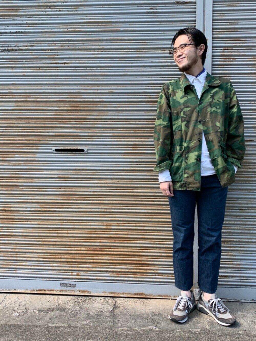 「45R、45rpm、めがね、休日スタイル、春コーデ、デニムパンツ、スニーカーコーデ、古着」｜「JINSの【FREAK'S STORE×JINS -Combination Airframe MEN-】（メガネ、ブラウン系）」を使った、うえすさん（メンズ・172cm）の春コーディネートの1枚目の写真