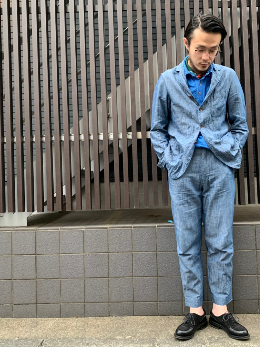 「45R、45rpm、めがね、休日スタイル、大人カジュアル、きれいめカジュアル、革靴、大人コーデ、キレイめ、こどもの日」｜「45Rのコットンリネンダンガリーのジャケット（テーラードジャケット、ブルー系）」を使った、うえすさん（メンズ・172cm）の春コーディネートの1枚目の写真