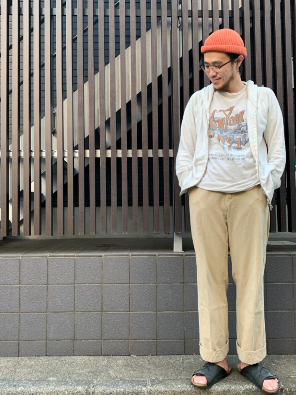 「45R、45rpm、めがね、今日のコーデ、カジュアル、ベージュ、プチプラ、ベージュコーデ、パーカー、ラクチンコーデ」｜「SENSE OF PLACE by URBAN RESEARCHのリネンロールワッチ（ニットキャップ/ビーニー、オレンジ系）」を使った、うえすさん（メンズ・172cm）の春コーディネートの1枚目の写真