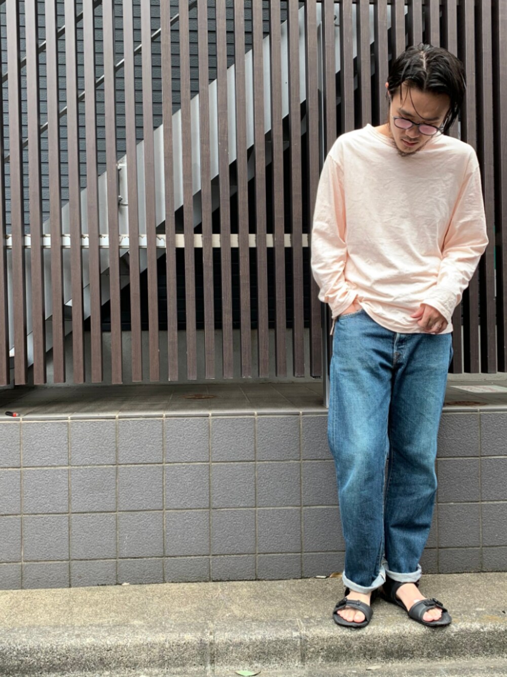 「45R、45rpm、めがね、リラックススタイル、デニム、Tシャツ、今日のコーデ、シンプルコーデ、ビッグT、デニムパンツ」｜「JINSの【Combination Airframe -refine- 】（メガネ、ブラック系）」を使った、うえすさん（メンズ・172cm）の春コーディネートの1枚目の写真