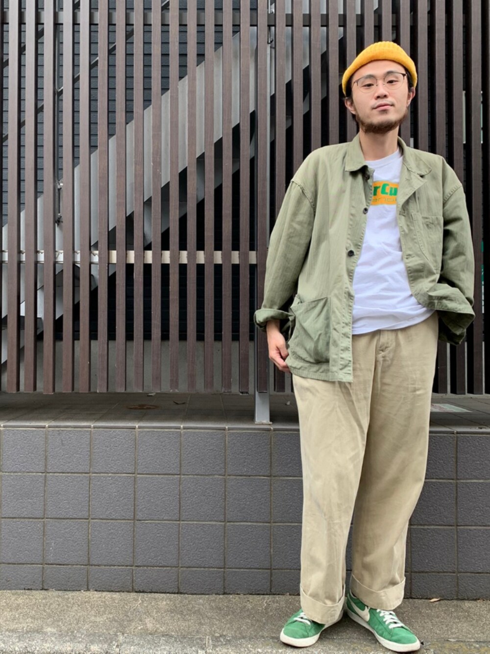 「45R、45rpm、めがね、休日スタイル、スニーカー、ベージュ、古着MIX、今日のコーデ、ニット帽」｜「JINSの【Modern metal】（メガネ、グレー系）」を使った、うえすさん（メンズ・172cm）の春コーディネートの1枚目の写真