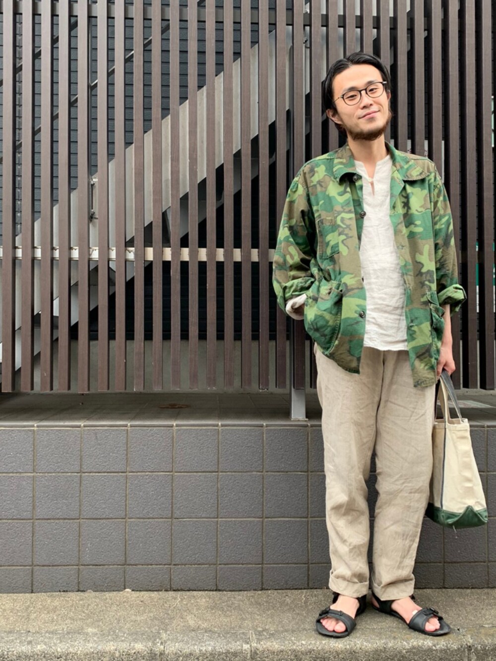 「45R、45rpm、めがね、リネン、リラックススタイル、シンプルコーデ、春夏コーデ、ワントーンコーデ、ootd」｜「JINSの【Combination Airframe -refine- 】（メガネ、ブラック系）」を使った、うえすさん（メンズ・172cm）の春コーディネートの1枚目の写真