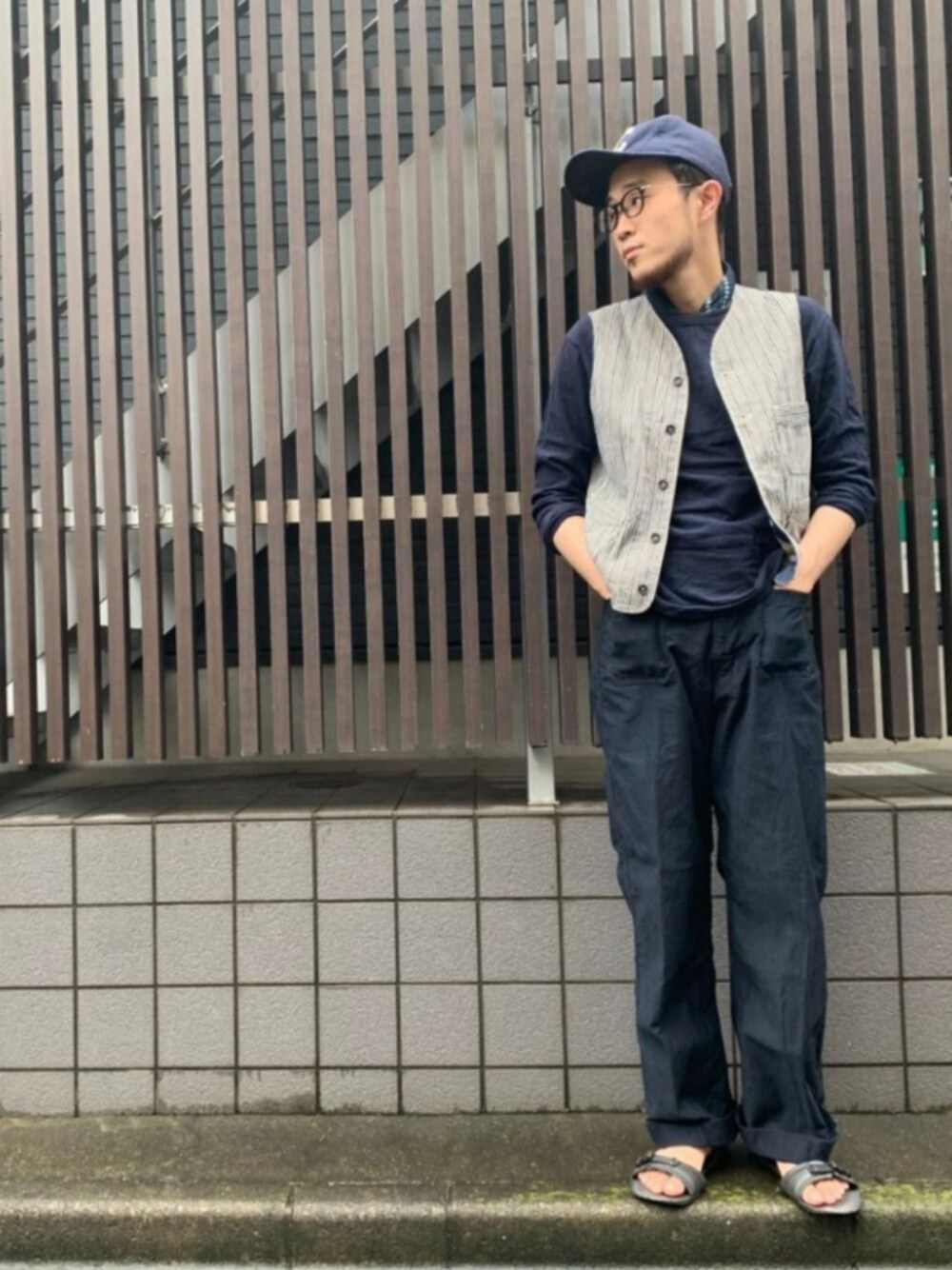 「45R、45rpm、めがね、キャップ、休日スタイル、ストリートMIX、古着好きな人と繋がりたい、ロンT、ワイドパンツ」｜「JINSの【Combination Airframe -refine- 】（メガネ、ブラック系）」を使った、うえすさん（メンズ・172cm）の夏コーディネートの1枚目の写真