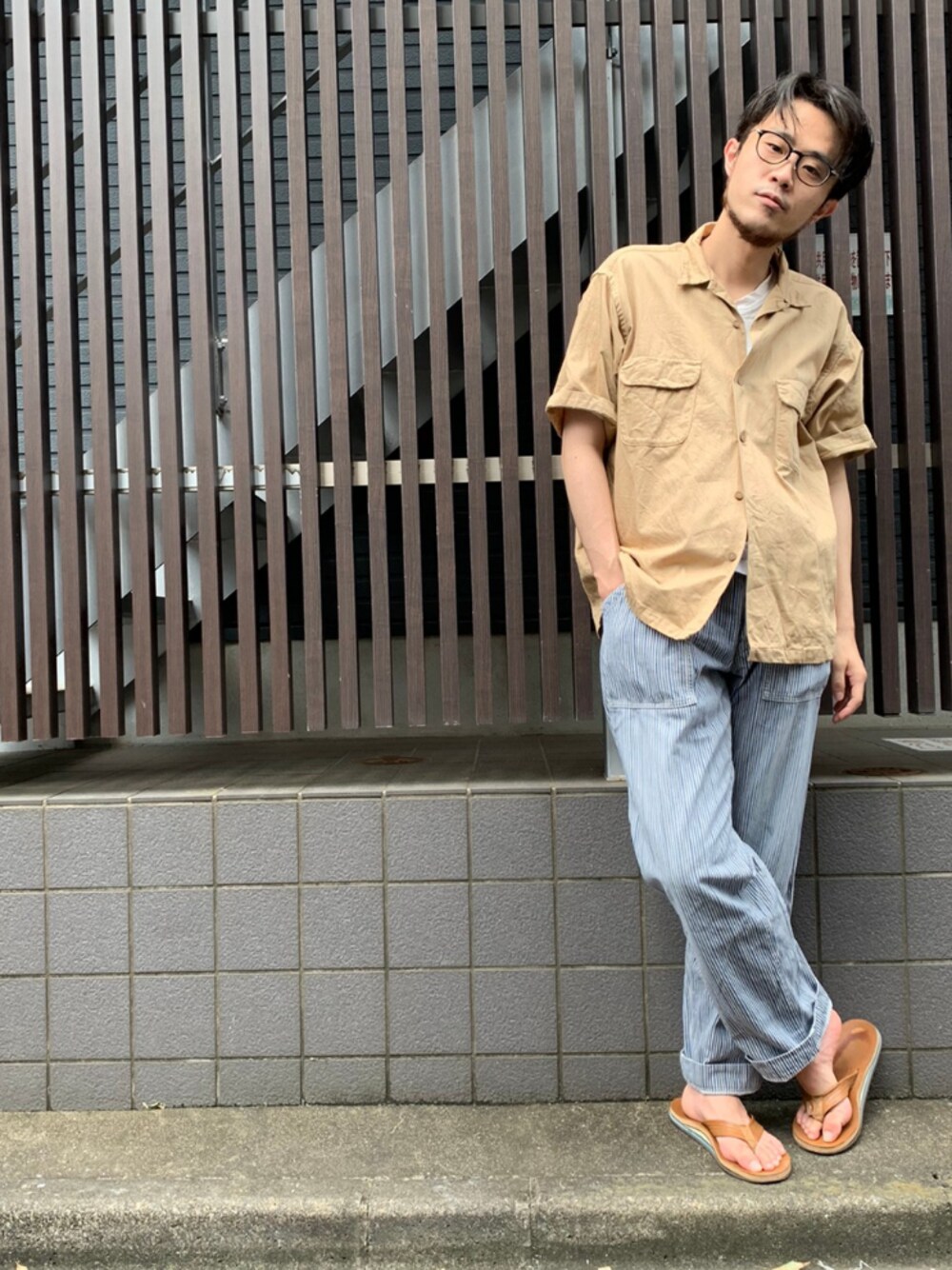「45R、45rpm、めがね、夏、ワイドパンツ、サンダル、白Tシャツ、今日のコーデ、ootd」｜「45Rのアイテム（シャツ/ブラウス、ベージュ系）」を使った、うえすさん（メンズ・172cm）の夏コーディネートの1枚目の写真