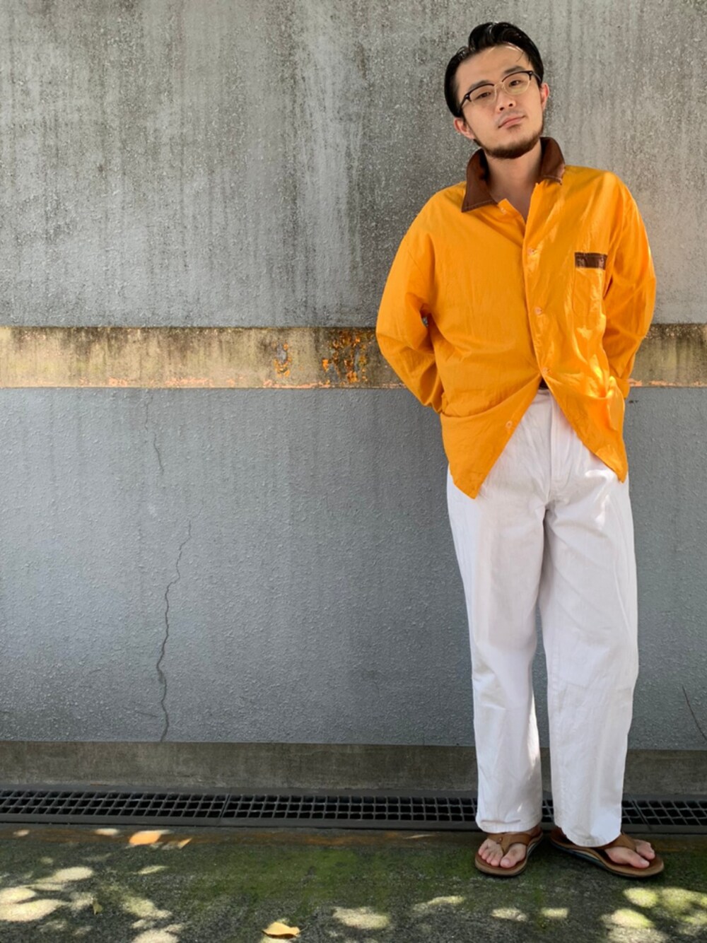 「45R、45rpm、めがね、くすみカラー、夏、デニム、オレンジ、サンダル、シャツスタイル」｜「45Rのアイテム（デニムパンツ、ホワイト系）」を使った、うえすさん（メンズ・172cm）の夏コーディネートの1枚目の写真