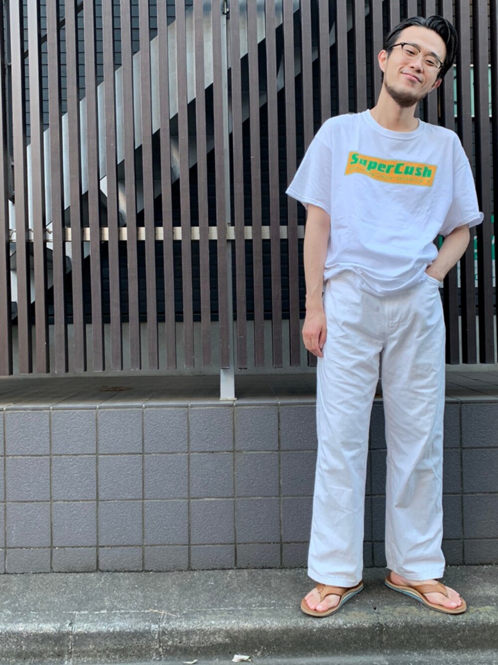 「45R、45rpm、めがね、夏、夏だ！Tシャツ着よう！、白Tシャツ、ロゴT、シンプルコーデ」｜「JINSの【FREAK'S STORE×JINS -Combination Airframe MEN-】（メガネ、ブラウン系）」を使った、うえすさん（メンズ・172cm）の夏コーディネートの1枚目の写真