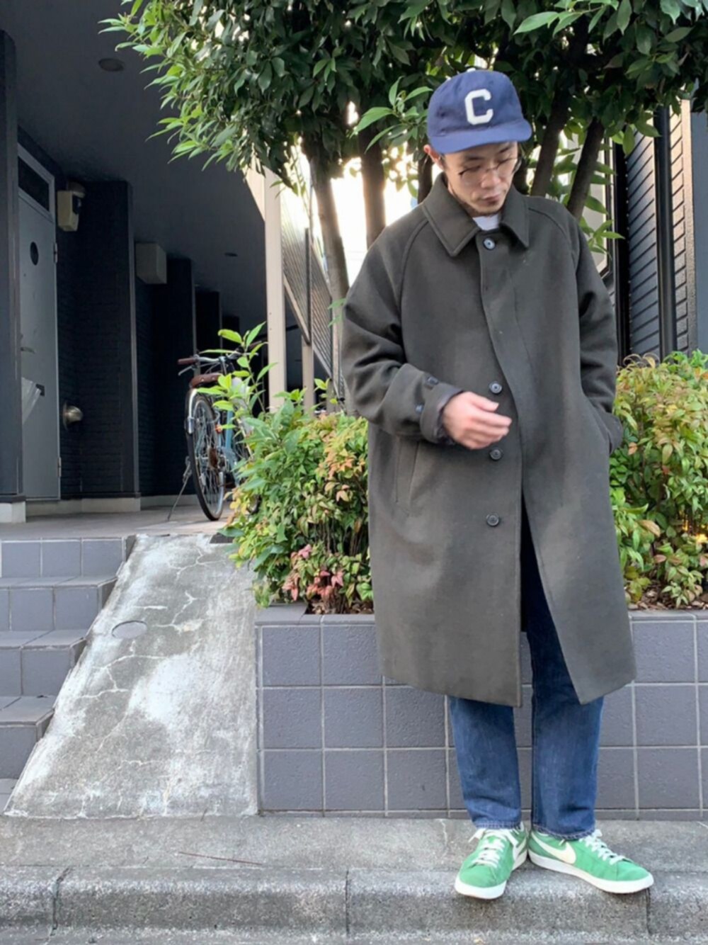 「45R、45rpm、めがね、オトナカジュアル、UNIQLO、デニムパンツ、プチプラ、ロングコート、きれいめカジュアル、ストリート」｜「JINSの【LE BAIGNEUR×JINS】（メガネ、シルバー系）」を使った、うえすさん（メンズ・172cm）の秋コーディネートの1枚目の写真