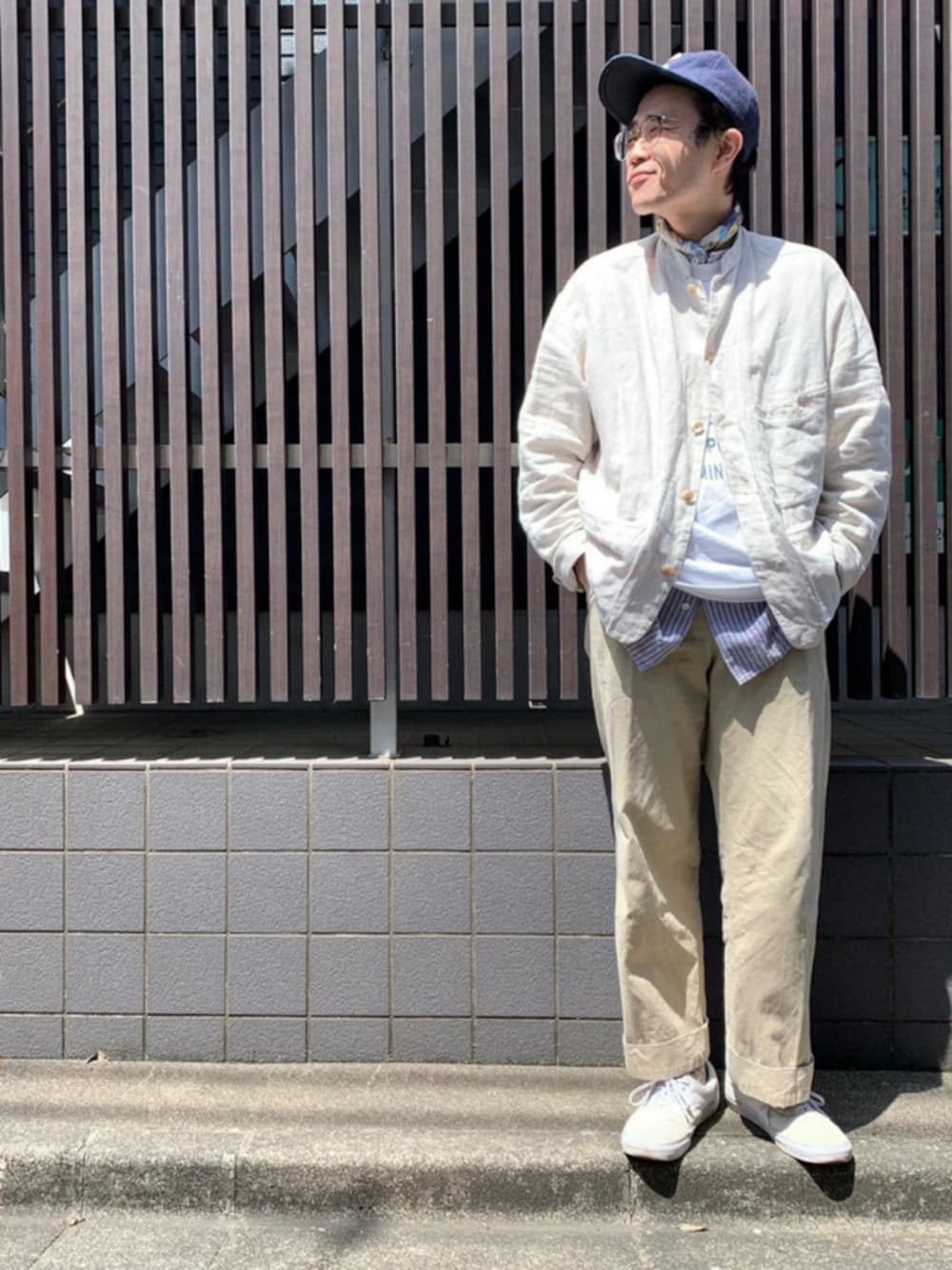 「めがね、45R、45rpm、休日スタイル、ミリタリー、白スニーカー、キャップ、くすみカラー、オトナカジュアル、ワントーンコーデ」｜「45RのUS厚天竺のTシャツ（スウェット、ホワイト系）」を使った、うえすさん（メンズ・172cm）の春コーディネートの1枚目の写真