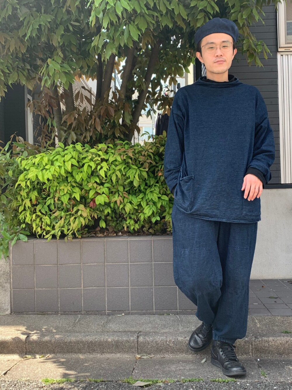 「45R、45rpm、めがね、セットアップ、ストリートコーデ、スニーカー、メガネ男子、ブラック、ワントーンコーデ、Tシャツ」｜「JINSの【LE BAIGNEUR×JINS】（メガネ、シルバー系）」を使った、うえすさん（メンズ・172cm）の春コーディネートの1枚目の写真