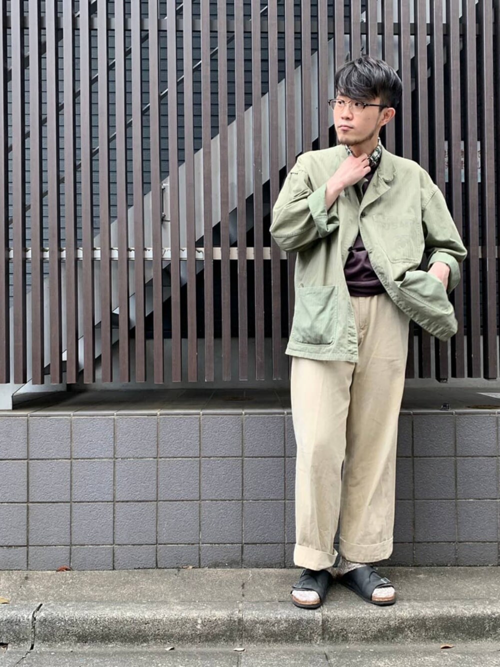 「大人カジュアル、めがね、シンプルコーデ、ワイドパンツ、サンダル、ootd、ベージュ」｜「Goodwearのポケット付5分袖ビッグTシャツ（Tシャツ/カットソー、ブラック系）」を使った、うえすさん（メンズ・172cm）の夏コーディネートの1枚目の写真