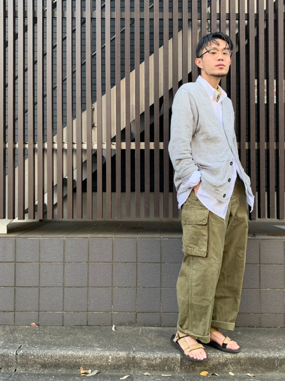 「ビッグシルエット、シンプル、ootd、シャツ、スポーツサンダル、めがね、m47」｜「BROOKS BROTHERSのRed Fleece Nine to Nine コットンブロード カジュアルシャツ【ZOZOTOWN限定展開 OUTLET】（シャツ/ブラウス、ホワイト系）」を使った、うえすさん（メンズ・172cm）の夏コーディネートの1枚目の写真