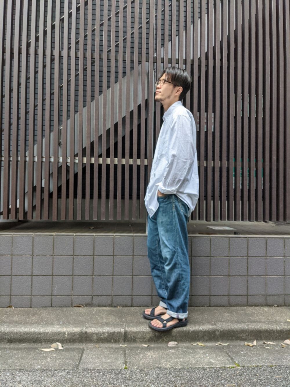 「夏コーデ、シンプル、大人カジュアル、お洒落さんとつながりたい、ootd、シャツ、シンプルコーデ、デニム、めがね」｜「BROOKS BROTHERSのアイテム（シャツ/ブラウス、ホワイト系）」を使った、うえすさん（メンズ・172cm）の夏コーディネートの1枚目の写真