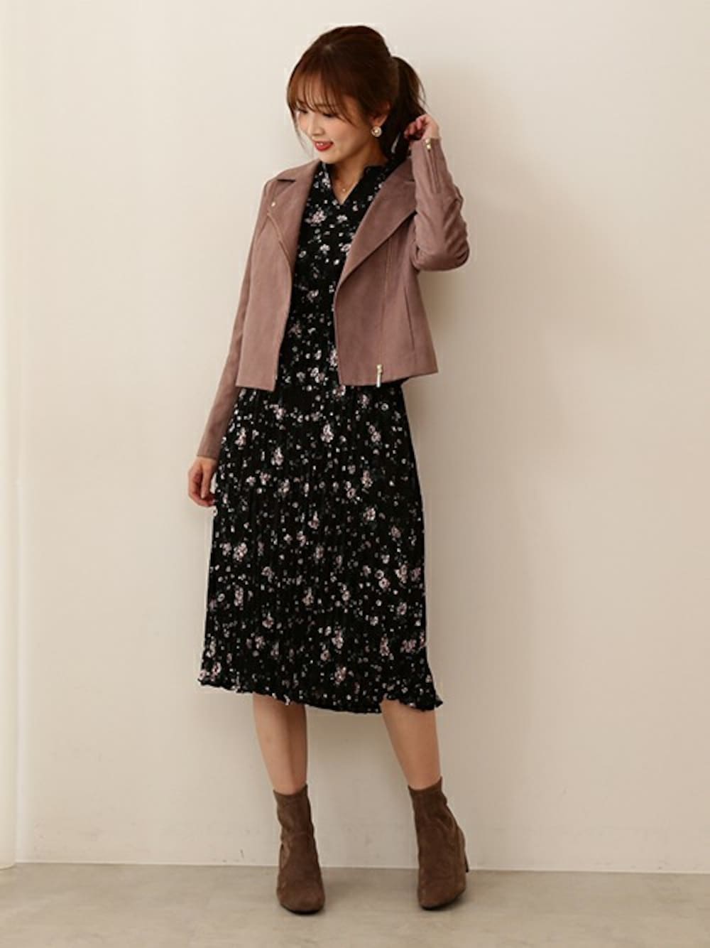 「PROPORTION BODY DRESSINGの【CanCam掲載】オータムフローラプリントワンピース（ワンピース、ブラック系）」を使った、PROPORTION STAFFさん（レディース・162cm）の秋コーディネートの1枚目の写真