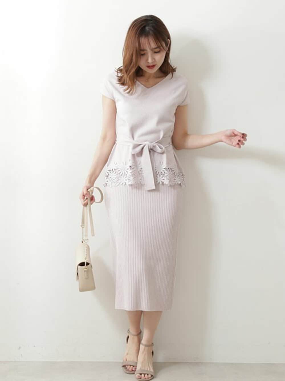 グレー系のワンピース、ホワイト系のショルダーバッグを着用したレディースの春コーディネートの1枚目の写真