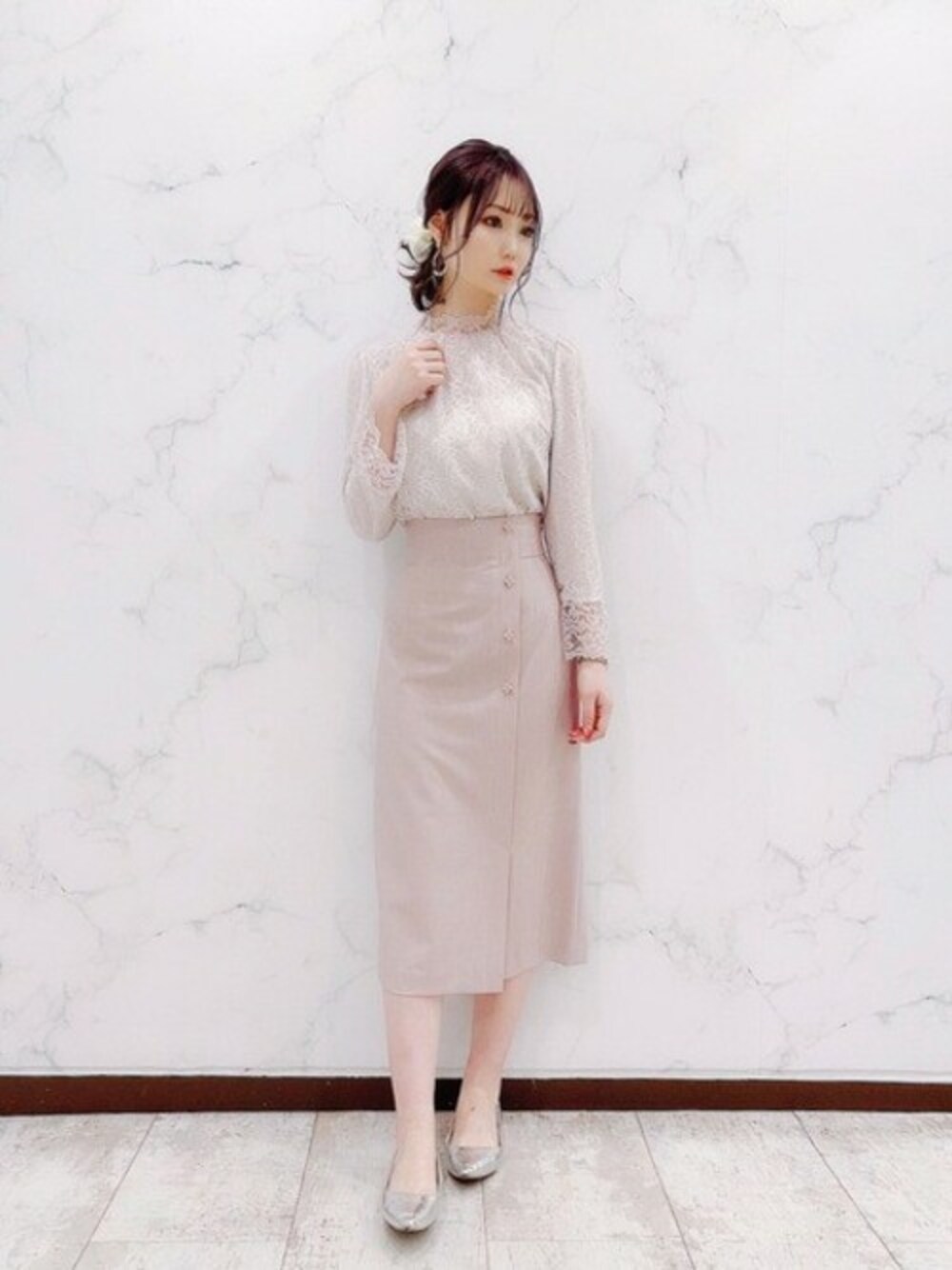 ホワイト系のシャツ/ブラウス、ピンク系のスカートを着用したレディースの春コーディネートの1枚目の写真