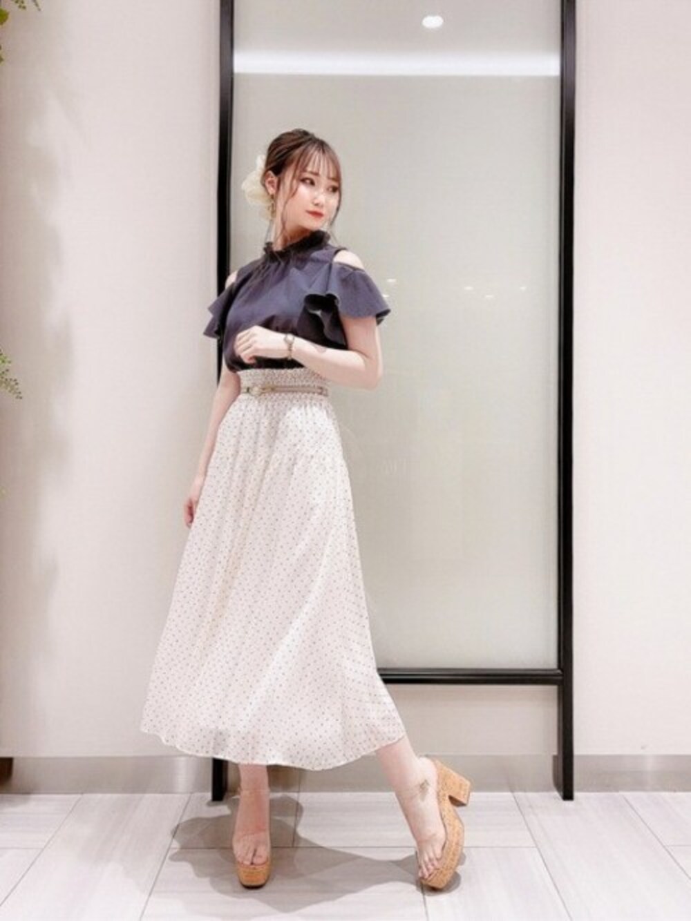 グレー系のシャツ/ブラウス、ホワイト系のスカートを着用したレディースの春コーディネートの1枚目の写真