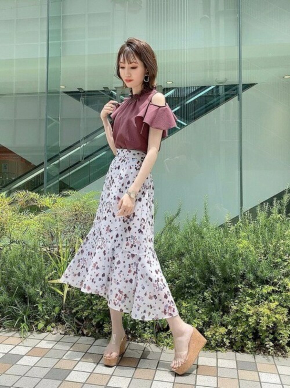 レッド系のシャツ/ブラウス、ブラウン系のスカートを着用したレディースの夏コーディネートの1枚目の写真