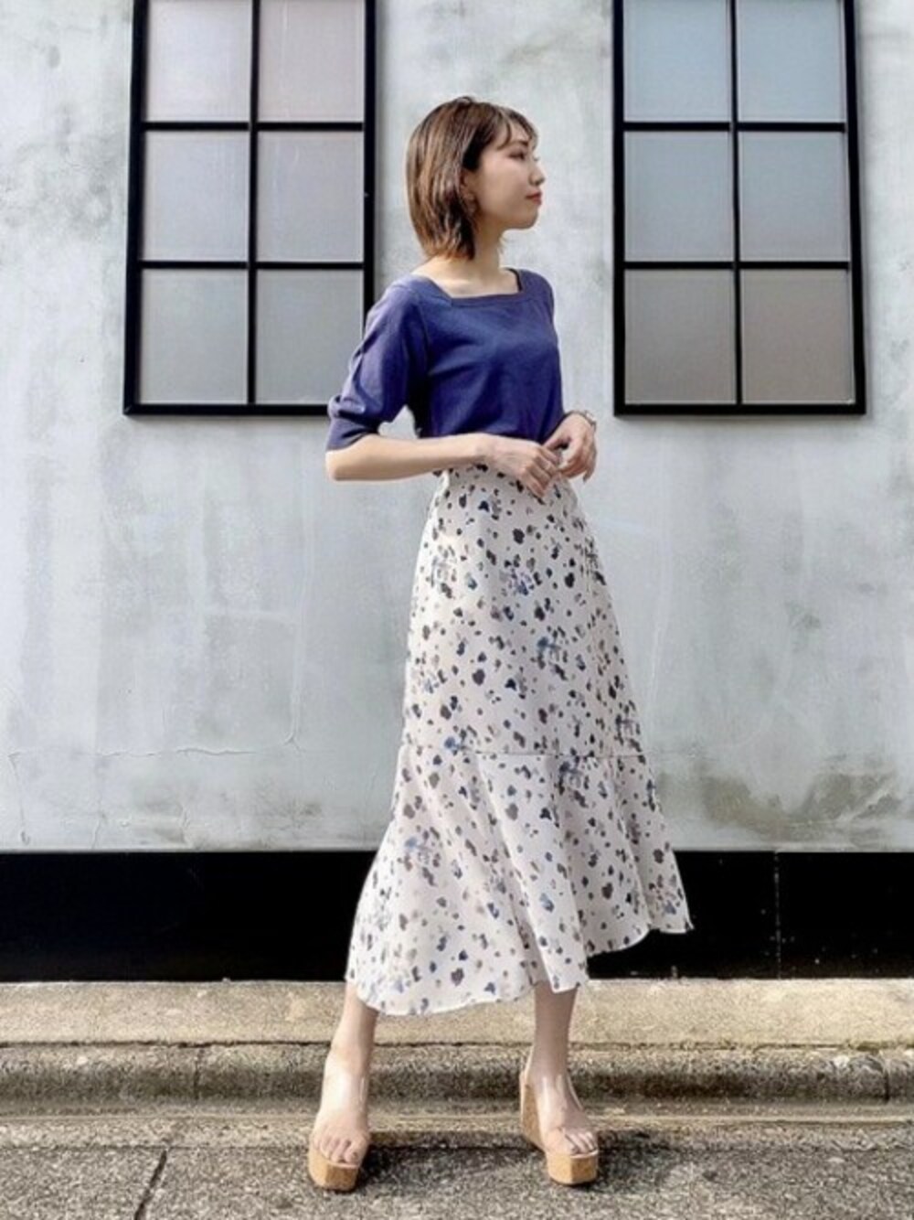 グリーン系のスカート、ブルー系のニット/セーターを着用したレディースの夏コーディネートの1枚目の写真