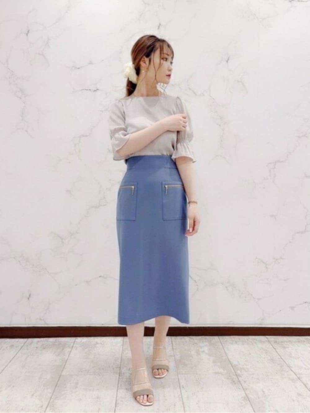 グレー系のシャツ/ブラウス、ブルー系のスカートを着用したレディースの夏コーディネートの1枚目の写真