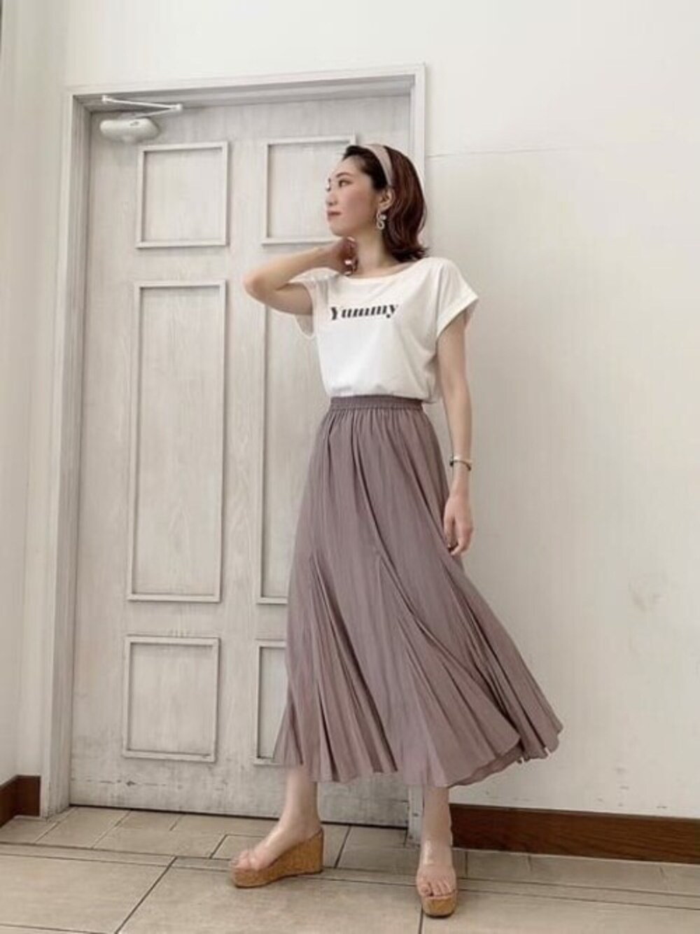 ホワイト系のTシャツ/カットソー、ブラウン系のスカートを着用したレディースの夏コーディネートの1枚目の写真