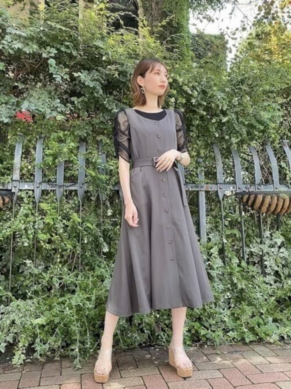 ブラック系のTシャツ/カットソー、グレー系のワンピースを着用したレディースの夏コーディネートの1枚目の写真