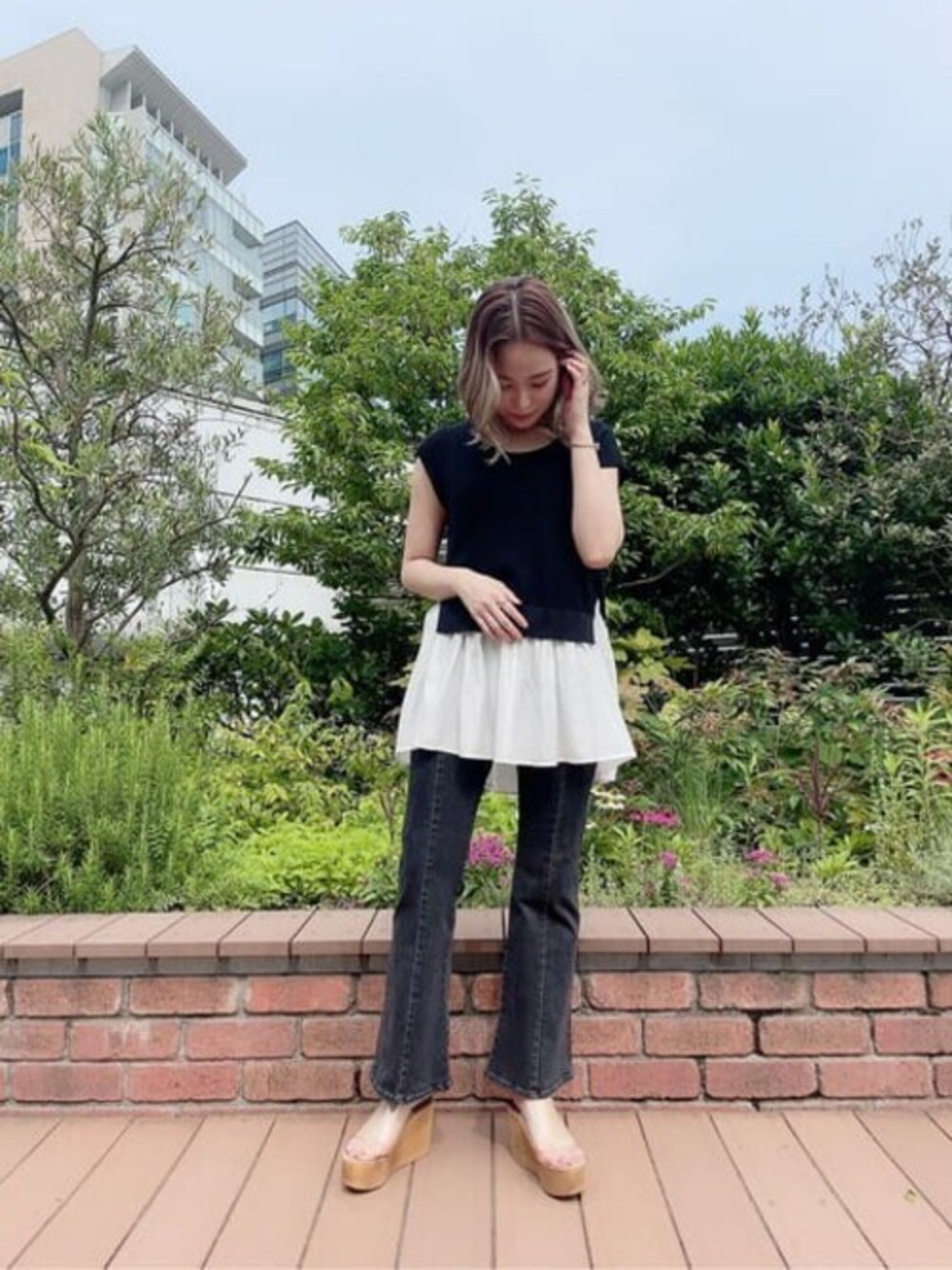 ブラック系のその他パンツ、ブラック系のニット/セーターを着用したレディースの夏コーディネートの1枚目の写真