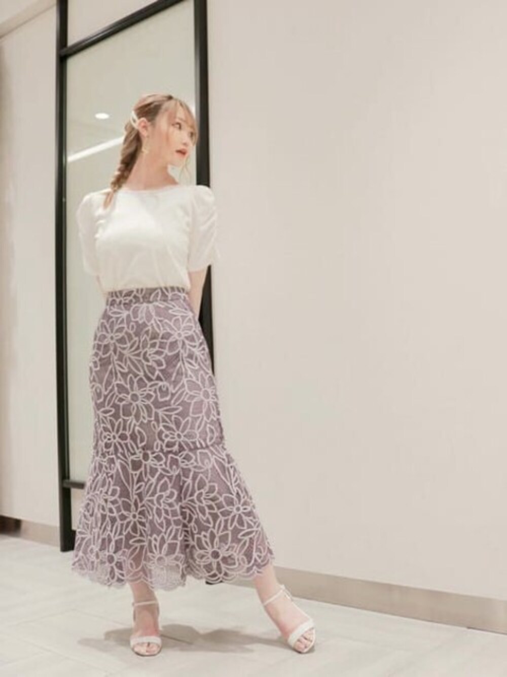 ホワイト系のTシャツ/カットソー、パープル系のスカートを着用したレディースの夏コーディネートの1枚目の写真