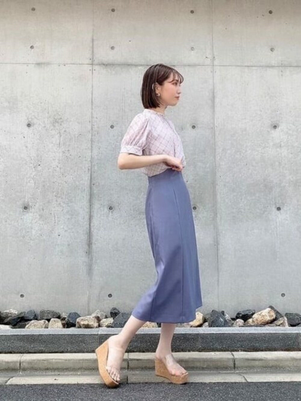 グレー系のシャツ/ブラウス、ブルー系のスカートを着用したレディースの夏コーディネートの1枚目の写真