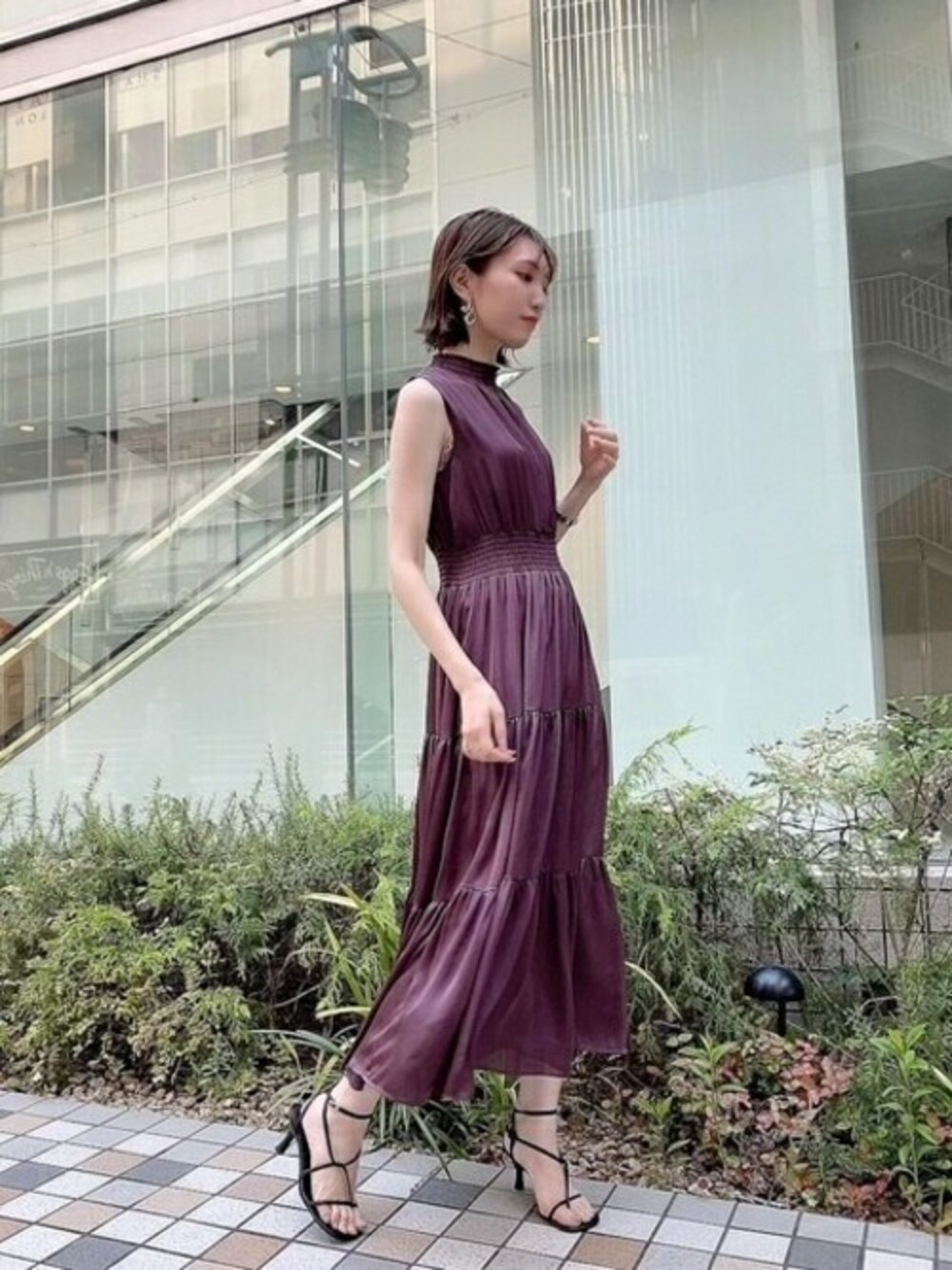 レッド系のワンピースを着用したレディースの夏コーディネートの1枚目の写真