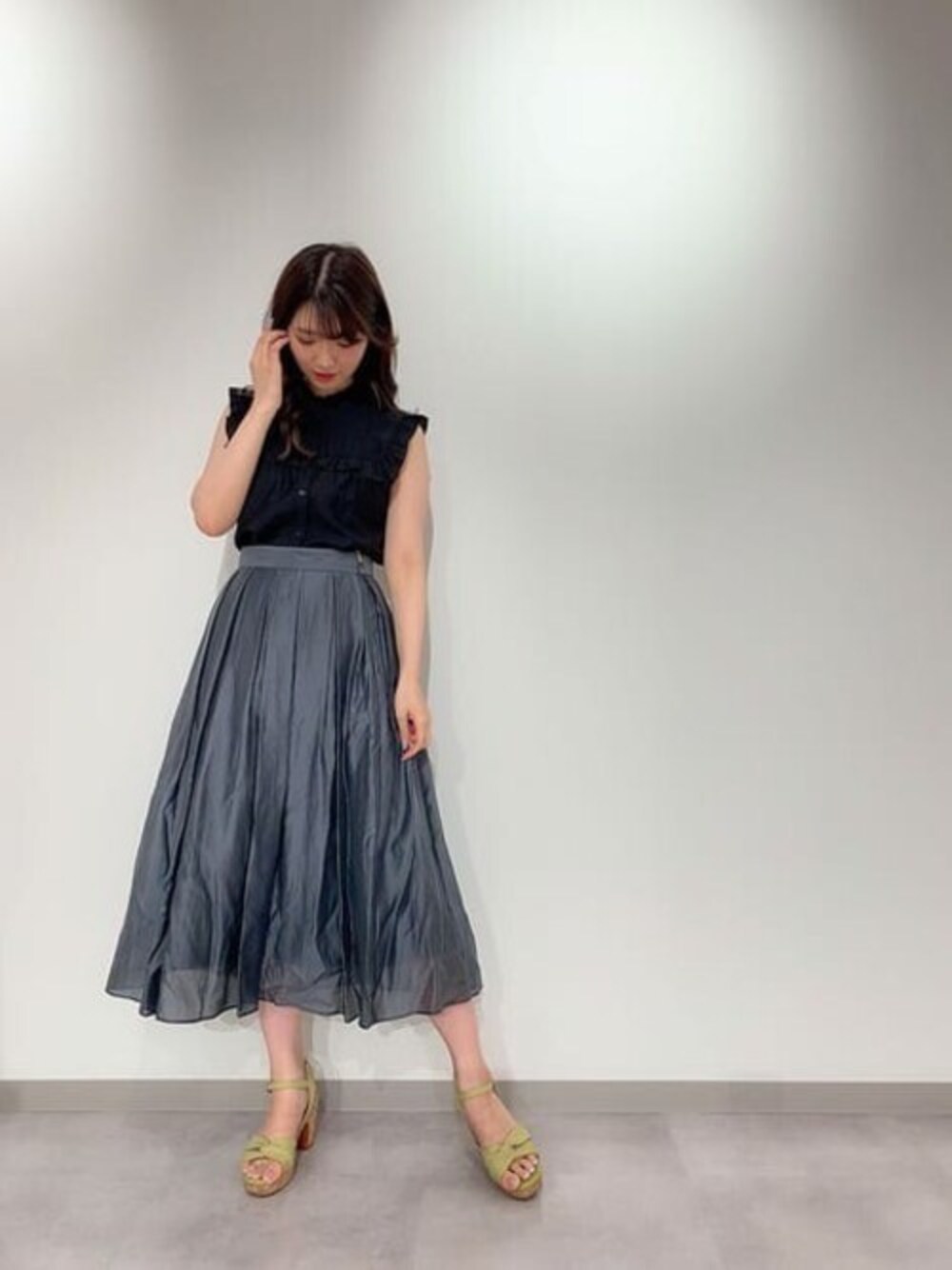 ブラック系のシャツ/ブラウス、グレー系のスカートを着用したレディースの夏コーディネートの1枚目の写真