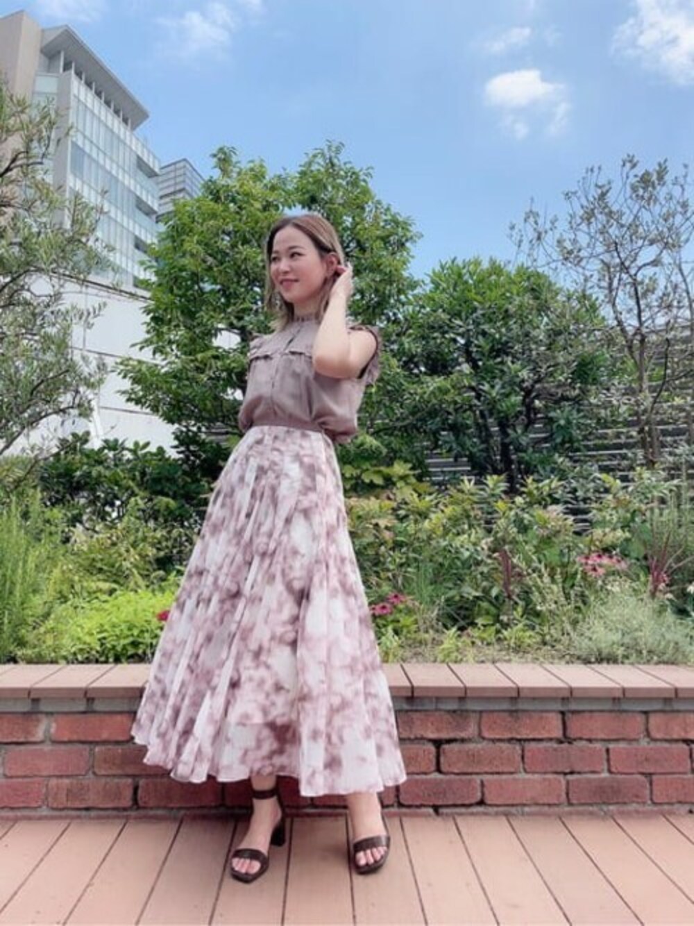 ブラウン系のシャツ/ブラウス、ブラウン系のスカートを着用したレディースの夏コーディネートの1枚目の写真