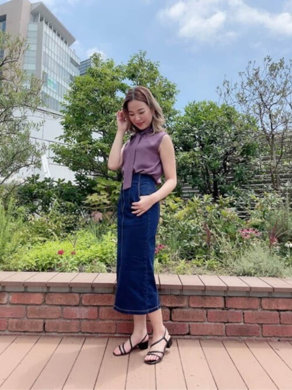 レッド系のシャツ/ブラウス、ブルー系のスカートを着用したレディースの夏コーディネートの1枚目の写真