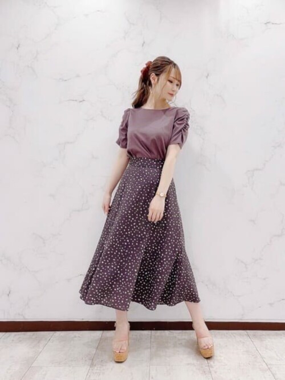 グレー系のTシャツ/カットソー、ブラウン系のスカートを着用したレディースの夏コーディネートの1枚目の写真