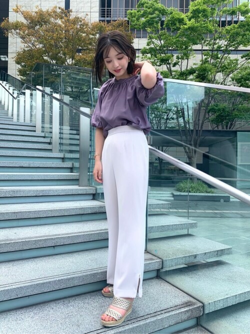 パープル系のシャツ/ブラウス、ベージュ系のその他パンツを着用したレディースの夏コーディネートの1枚目の写真