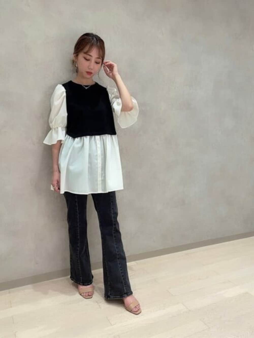 ブラック系のTシャツ/カットソー、ブラック系のその他パンツを着用したレディースの夏コーディネートの1枚目の写真