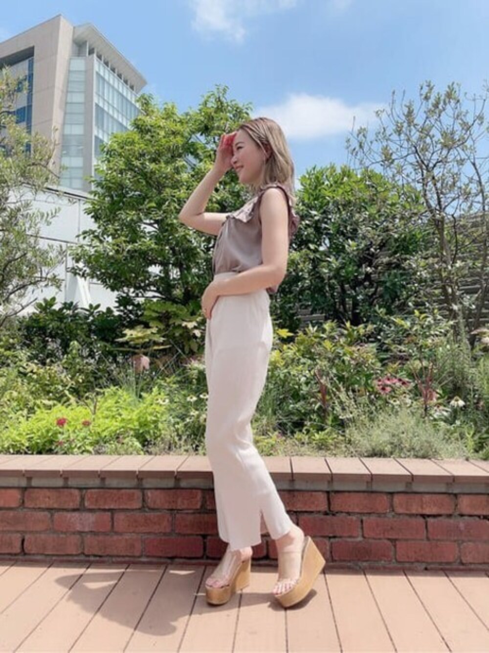ブラウン系のシャツ/ブラウス、ベージュ系のその他パンツを着用したレディースの夏コーディネートの1枚目の写真