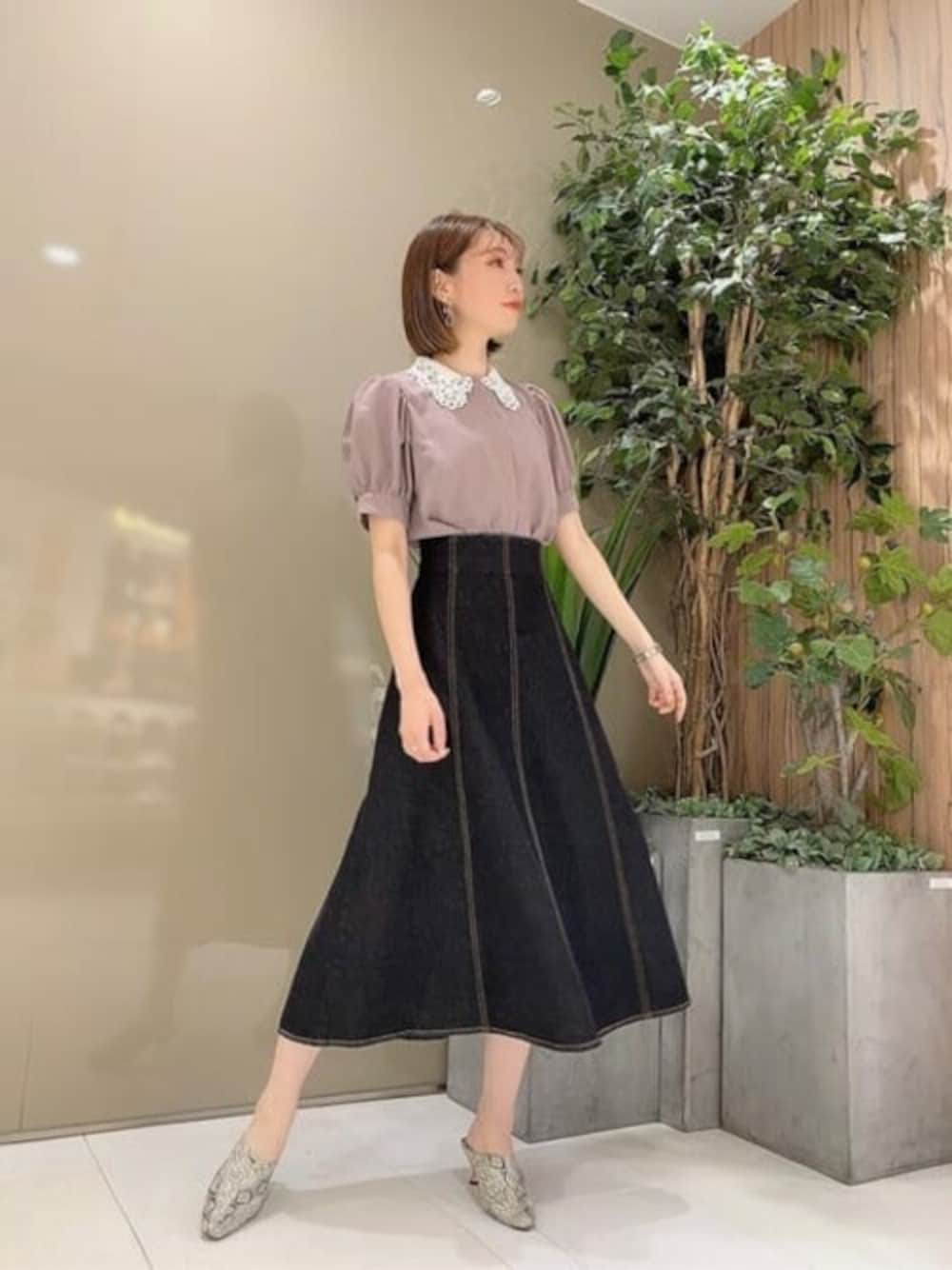 ブラウン系のシャツ/ブラウス、ブラック系のスカートを着用したレディースの夏コーディネートの1枚目の写真