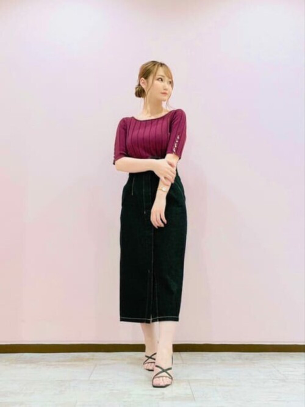 レッド系のニット/セーター、ブラック系のワンピースを着用したレディースの夏コーディネートの1枚目の写真
