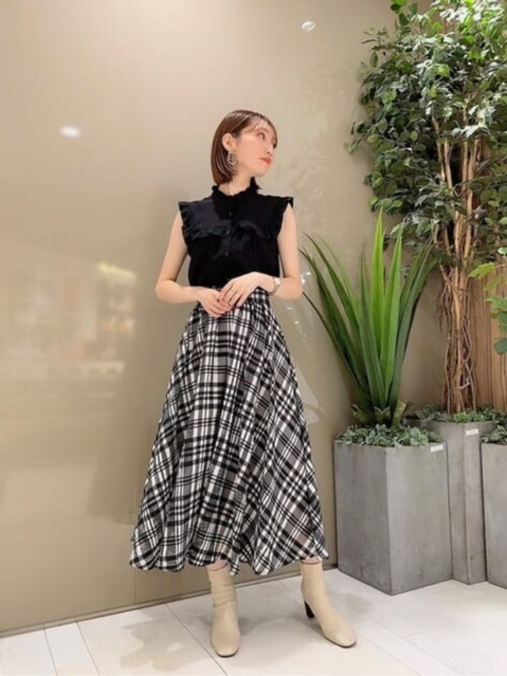 ブラック系のシャツ/ブラウス、ホワイト系のスカートを着用したレディースの夏コーディネートの1枚目の写真