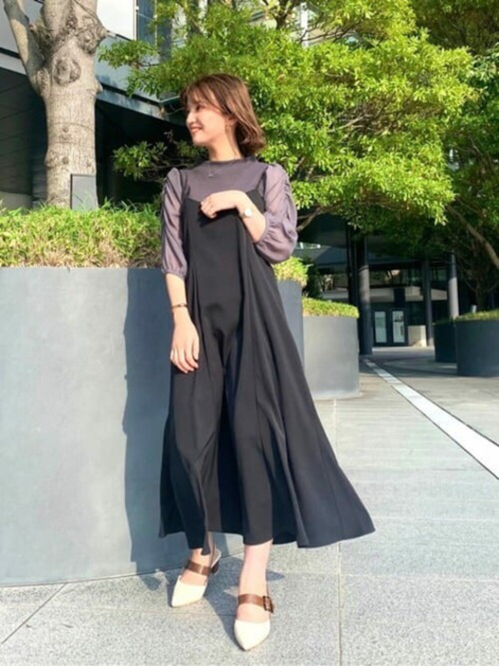 グレー系のTシャツ/カットソー、ブラック系のワンピースを着用したレディースの秋コーディネートの1枚目の写真