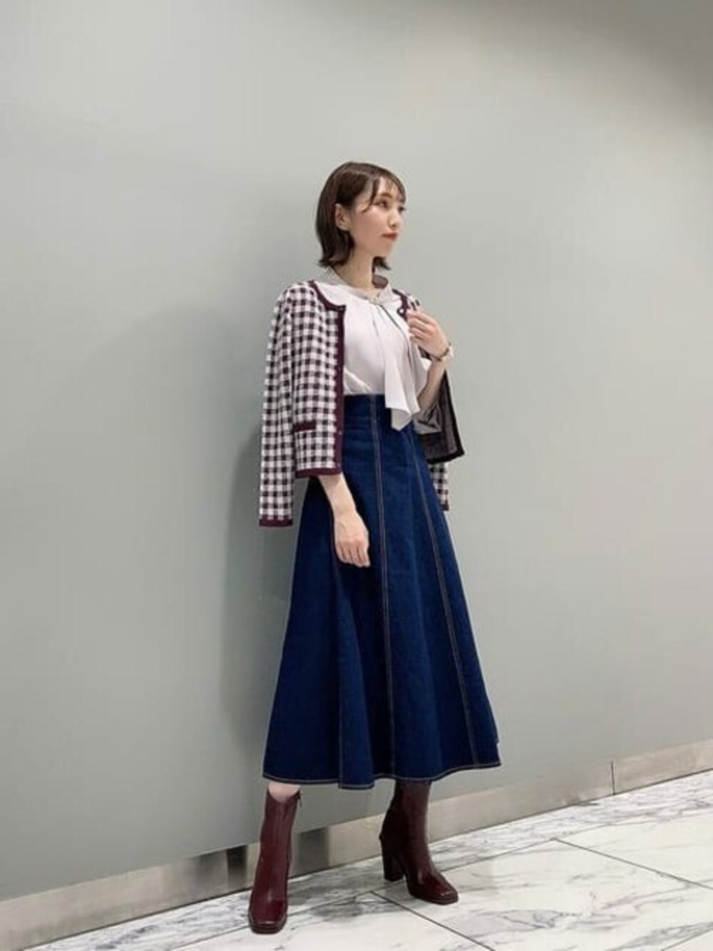 ホワイト系のシャツ/ブラウス、レッド系のカーディガン/ボレロ、レッド系のパンプスを着用したレディースの秋コーディネートの1枚目の写真