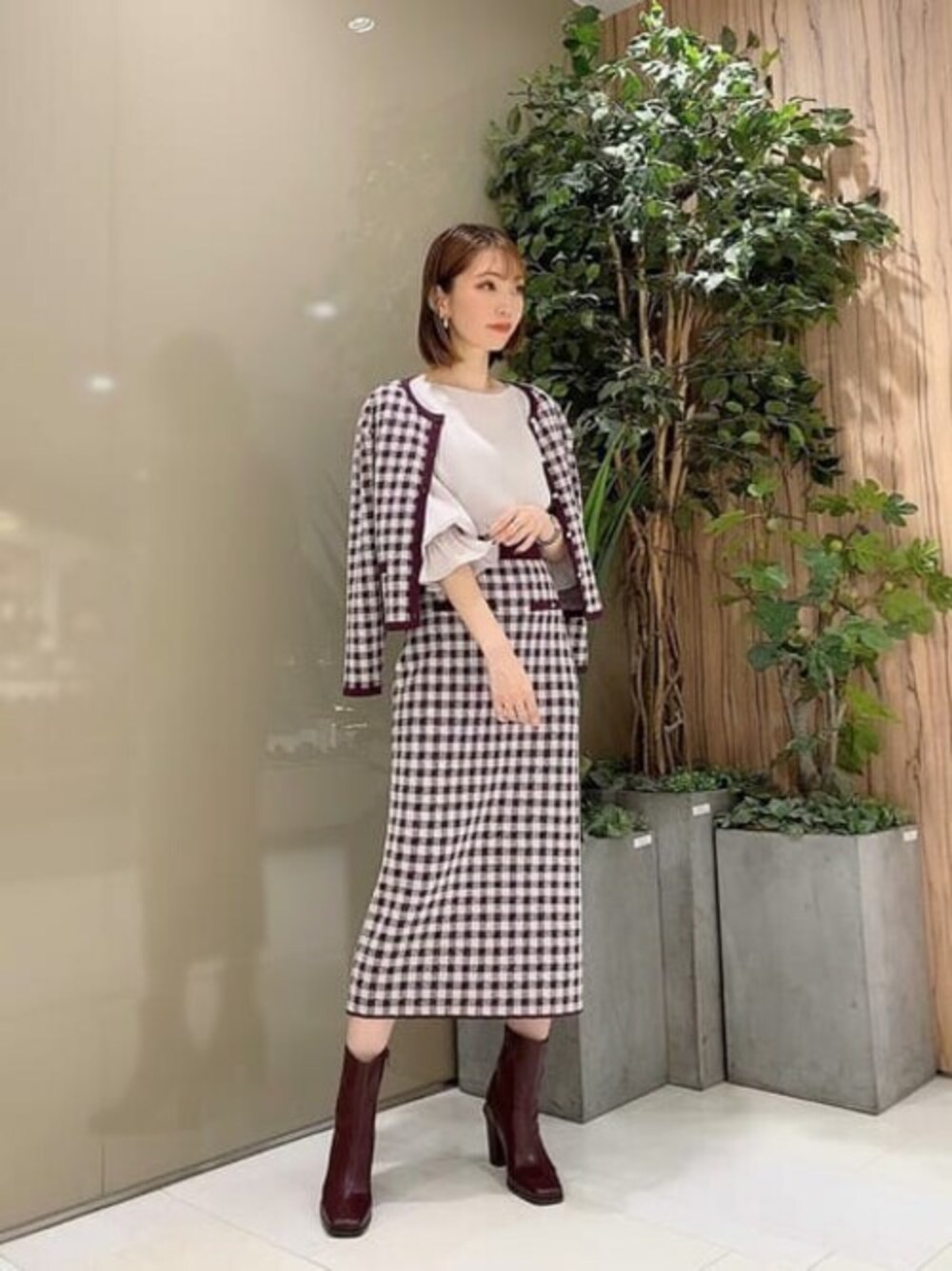 レッド系のカーディガン/ボレロ、レッド系のスカート、グレー系のシャツ/ブラウスを着用したレディースの秋コーディネートの1枚目の写真