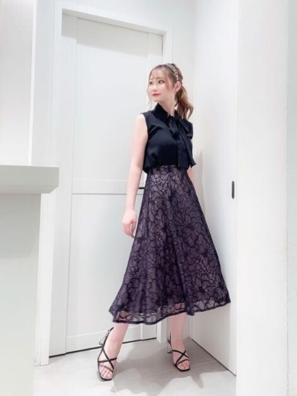 ブラック系のシャツ/ブラウス、ブラック系のスカートを着用したレディースの秋コーディネートの1枚目の写真