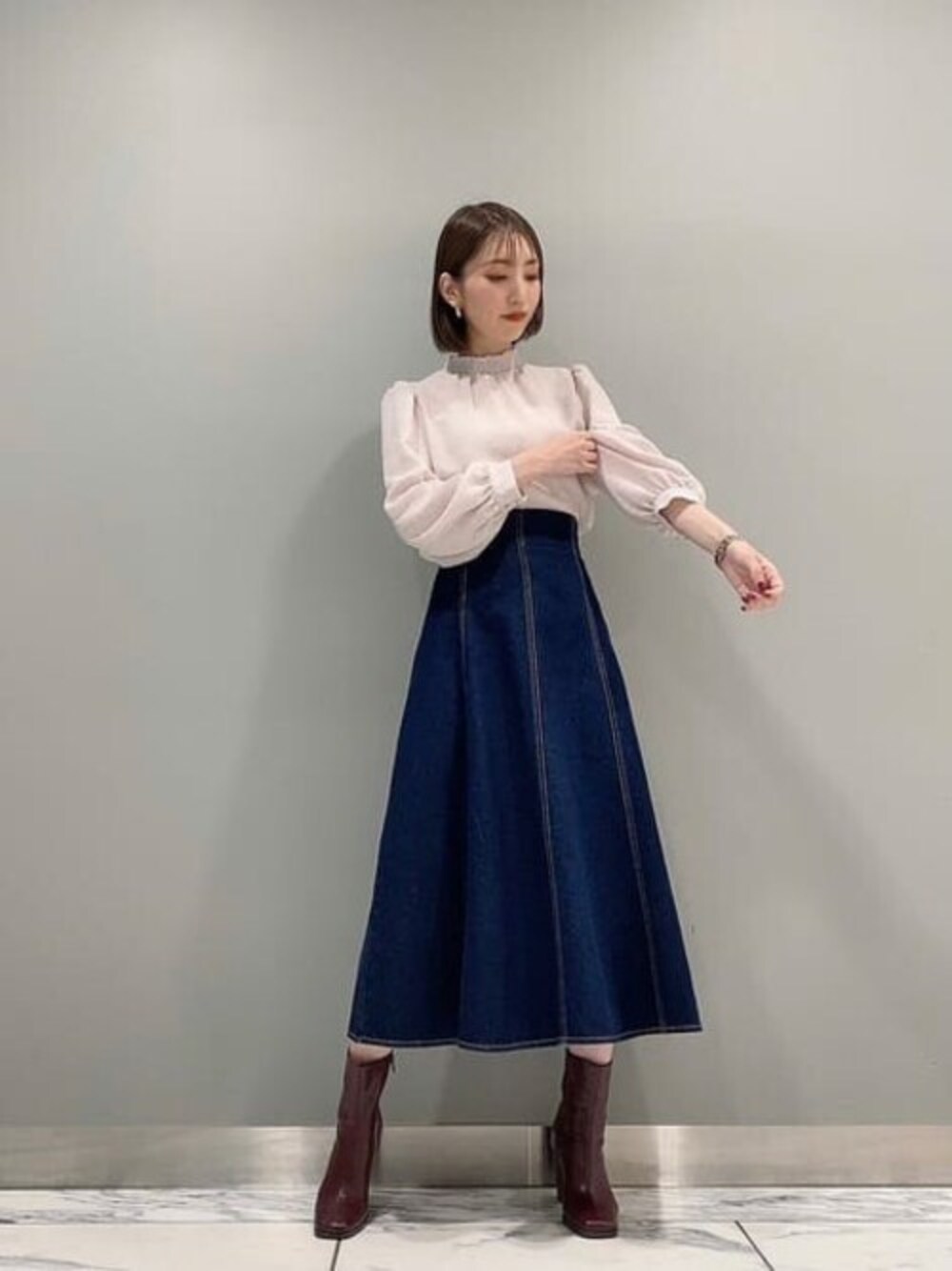 ホワイト系のシャツ/ブラウス、ブルー系のスカート、レッド系のパンプスを着用したレディースの秋コーディネートの1枚目の写真