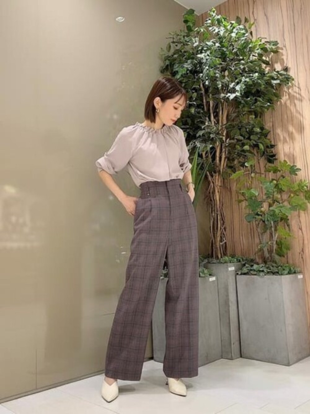 ピンク系のシャツ/ブラウス、グレー系のその他パンツを着用したレディースの秋コーディネートの1枚目の写真